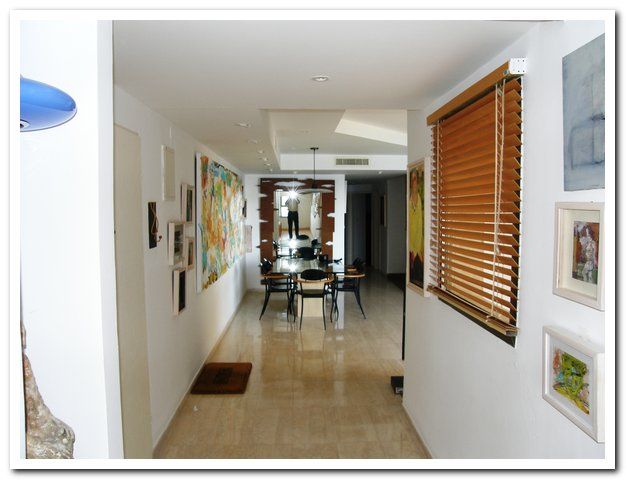 כניסה לדירה